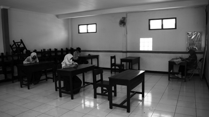 Guru mendampingi peserta didik saat simulasi pelaksanaan belajar tatap muka di Bandung, Senin (7/6/2021). (Foto: Prima Mulia/BandungBergerak.id) 