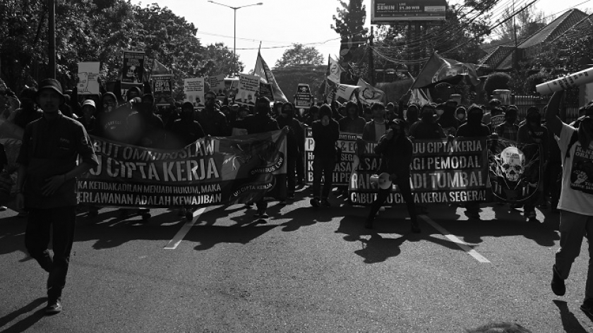 Aliansi Buruh Bandung Raya bersama forum kolektif lainnya melakukan long march dalam rangka memperingati Hari Buruh Internasional di Jalan Surapati, Bandung, Senin (1/5/2023). (Foto: Virliya Putricantika/BandungBergerak.id)