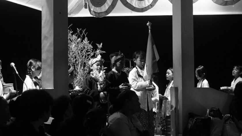 Para penghayat cilik turut hadir dalam kegiatan di tempat peristirahatan Mei Kartawinata Desa Pakutandang, Kecamatan Ciparay, Kabupaten Bandung, Minggu (29/4/2023). (Foto: Virliya Putricantika/BandungBergerak.id)