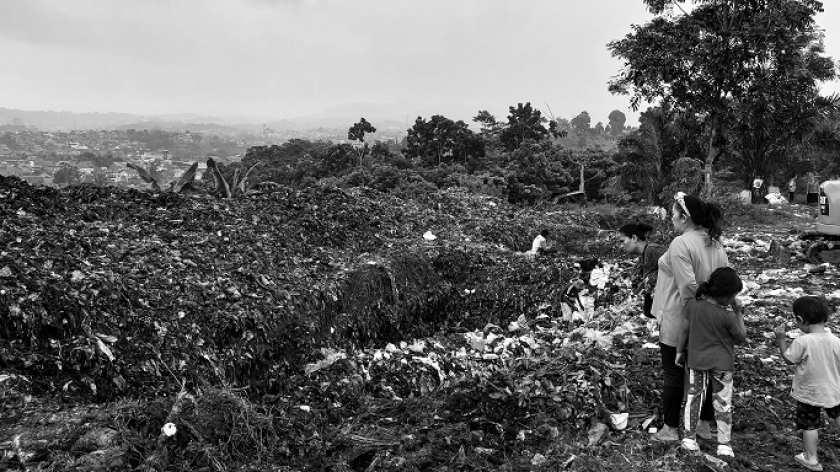 Warga sekitar melihat lubang galian sampah di TPA Cicabe, Kota Bandung, Selasa (2/5/2023). (Foto: Awla Rajul/BandungBergerak.id)