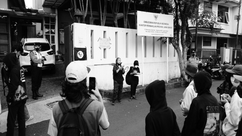 Forum Tamansari Bersatu mendatangi kantor Ombudsman RI Jawa Barat di Jalan Kebon Waru Utara, Rabu (9/6/2021). Mereka menagih jawaban atas surat yang mereka layangkan ke Ombudsman Jabar. (Foto: Bani Hakiki) 