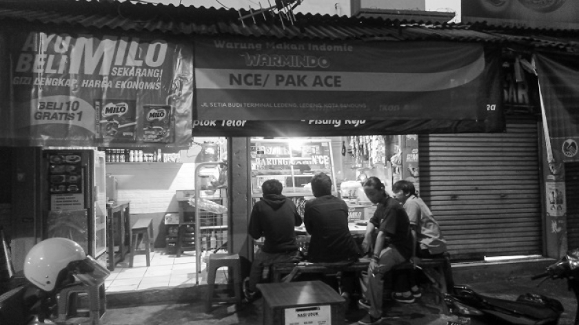 Suasana warung kopi keluarga Nce yang telah berdiri sejak tahun 1985 di pinggir Terminal Ledeng, Kota Bandung, .Sabtu (29/4/2022) petang. (Foto: Tofan Aditya/BandungBergerak.id)