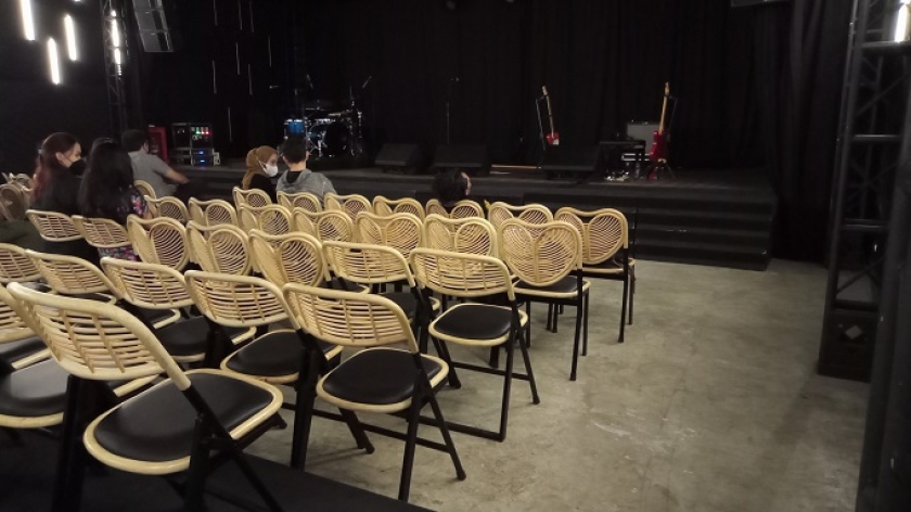 Kursi lipat baru di auditorium Institut Francais Indonesia (IFI) Bandung. (Foto: Sundea)