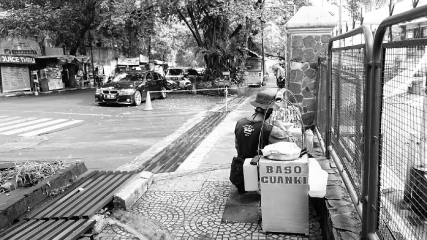 Udin Syahrudin (66), pedagang cuanki keliling di Bandung, 10 Juni 2021. Usia senja tak jadi halangan baginya untuk bekerja keras menghidupi keluarga di kampung halaman. (Foto: Bani Hakiki)