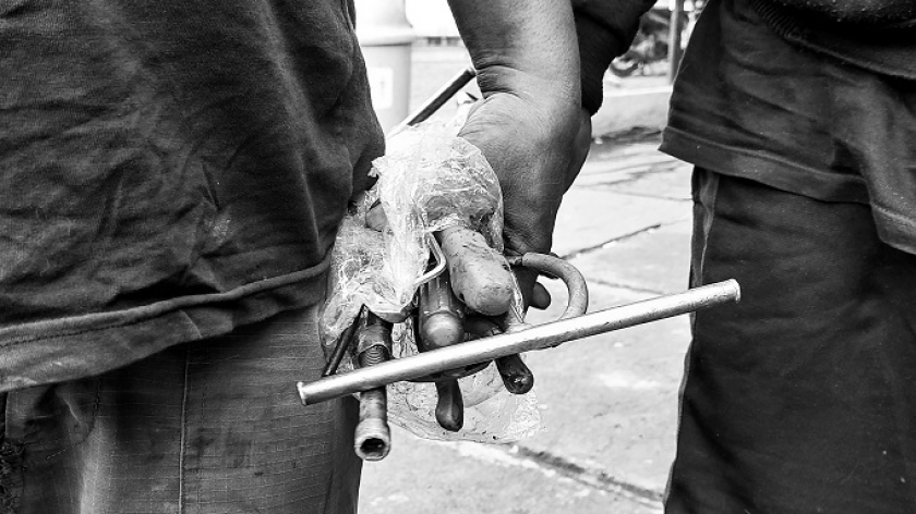 Peralatan yang dibawa Abi Ajed dan kawan-kawan untuk membantu motor yang tidak menyala berupa kunci, obeng, dan peralatan lainnya. (Foto: Awla Rajul/BandungBergerak.id)