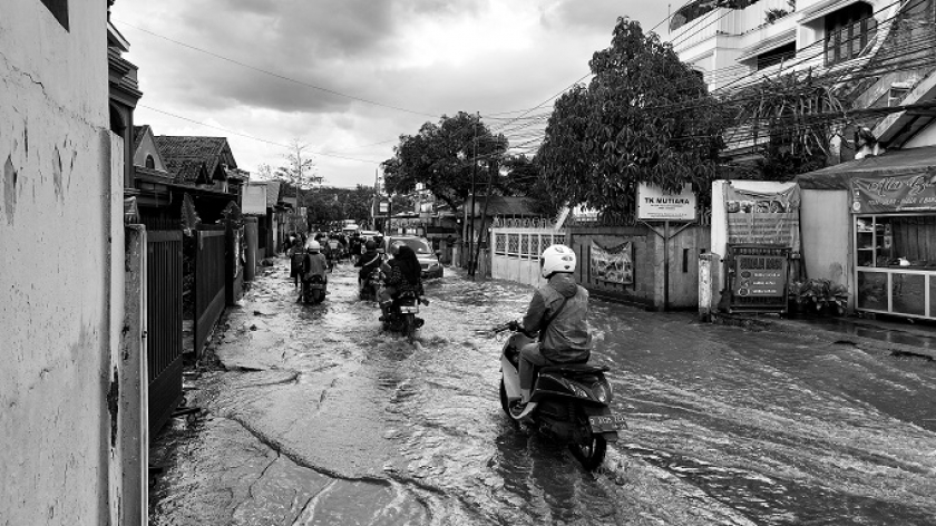 Kondisi genangan air di Jl. Bojongsoang tepat sebelum jembatan Yonzipur, Sabtu (6/5/2023). (Foto: Awla Rajul/BandungBergerak.id)