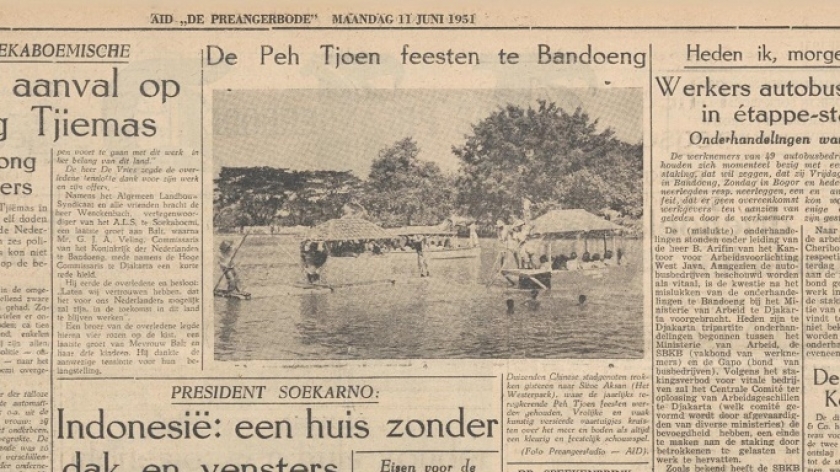 Foto perayaan festival tahunan Peh Tjoen yang terbit di Koran Algemeen Indisch dagblad: de Preangerbode tanggal 11-6-1951. Disebutkan bahwa ribuan warga Tionghoa pergi ke Situ Aksan (Het Westerpark) tempat diadakannya pesta tahunan Peh Tjoen. (Sumber delpher.nl) 