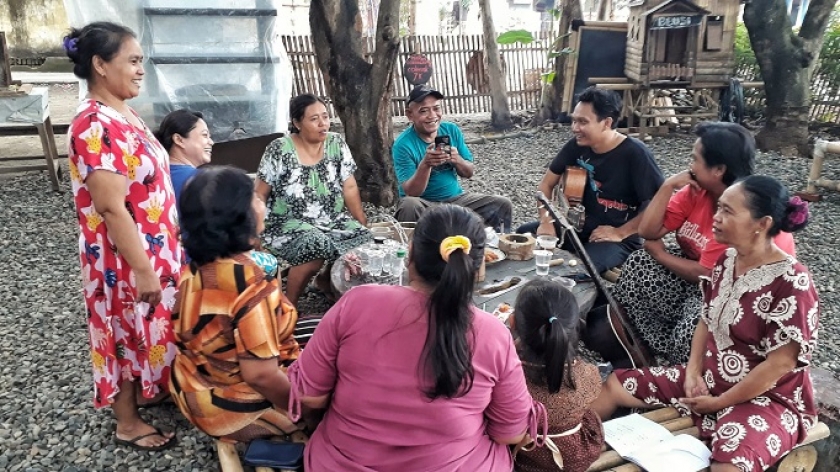 Kebersamaan para personil Motherbank. Mereka sedang bercengkrama dalam proses pembuatan lagu. (Foto: Andzar Agung Fauzan)