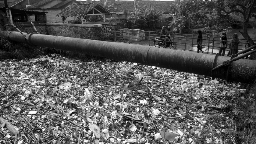 Sampah tersendat di Sungai Cikapundung di bawah eks jembatan kereta api Dayeuh Kolot, Kabupaten Bandung. (Foto: Prima Mulia/BandungBergerak.id)