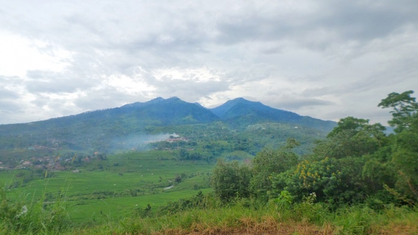 Pemandangan Gunung Kareumbi dan Gunung Kerenceng di kawasan timur Bandung, Maret 2023. (Foto: Gan Gan Jatnika)