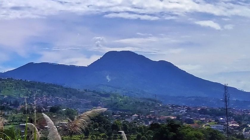 Penampakan Gunung Manglayang di kawasan timur Bandung, Maret 2022 (Foto: Gan Gan Jatnika)