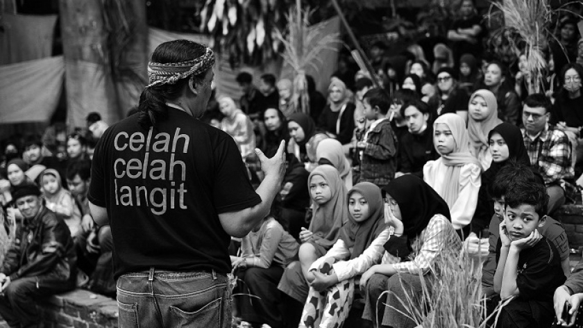 Iman Soleh menutup pertunjukan teatrikal Bedol Desa: Ode Tanah II di Celah Celah Langit, Gg. Bapak Eni No.8/169A Bandung, Jumat (20/05/23). (Foto: Dini Putri/BandungBergerak.id)