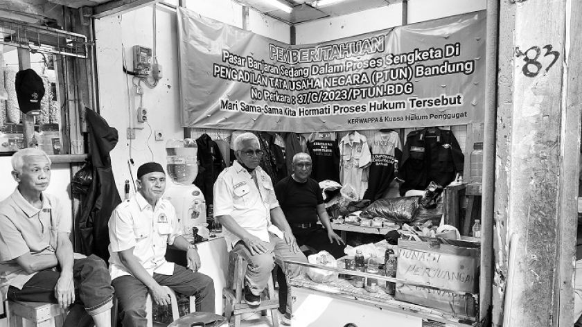 Para pedagang berkumpul di posko Kelompok Warga Pedagang Pasar (Kerwappa) Banjaran Pasar Banjaran, Rabu (24/5/2023).  (Foto: Awla Rajul/BandungBergerak.id) 