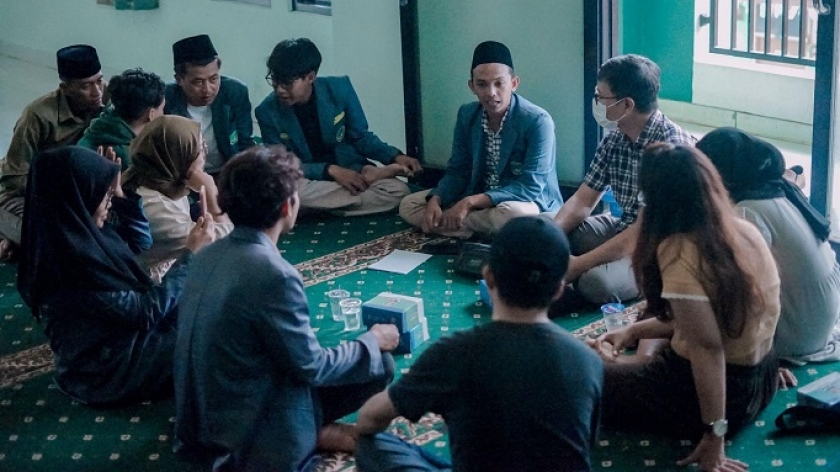 Dialog lintas iman dalam Cafe Religi yang diselenggarakan alumni Lokalatih Fasilitator Kebebasan Beragama dan Berkeyakinan (KBB) Jawa Barat sebagai ruang konfirmasi dan verifikasi prasangka. (Foto : Dokumentasi Panitia)