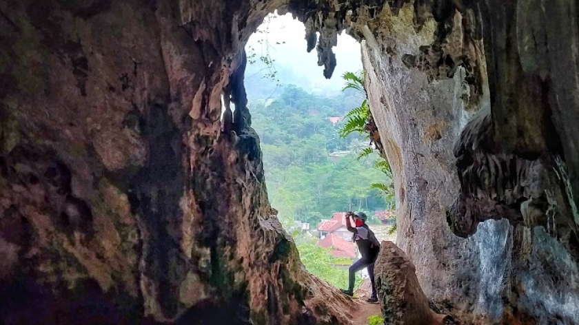 Salah satu keunikan di Gunung Guhapawon adalah sebuah gua yang menjadi hunian manusia prasejarah, Desember 2021. (Foto: Gan Gan Jatnika)