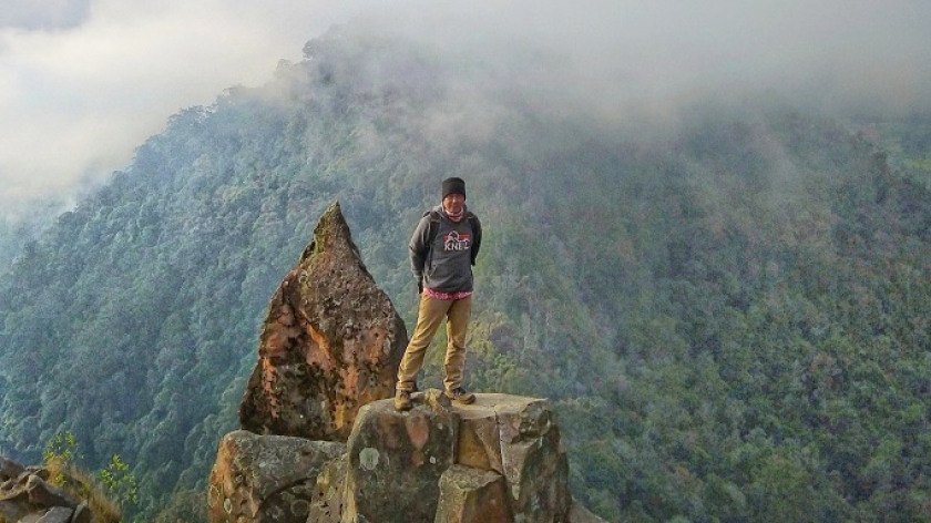 Batu Wayang, sebuah spot foto paling memikat di Gunung Wayang, menjadi daya tarik bagi para pengunjung, Maret 2021. (Foto: Gan GanJatnika)