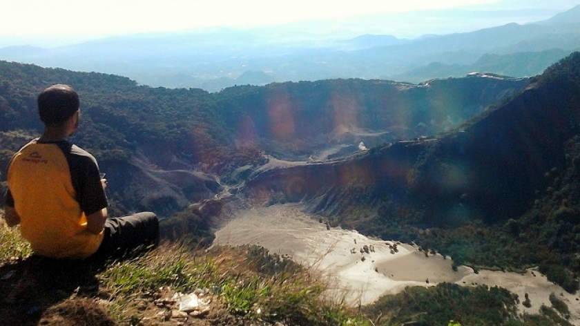 Puncak Tangkuban Parahu atau Puncak Upas menyajikan pemandangan yang indah dan menyenangkan, Agustus 2019. (Foto: Gan Gan Jatnika)