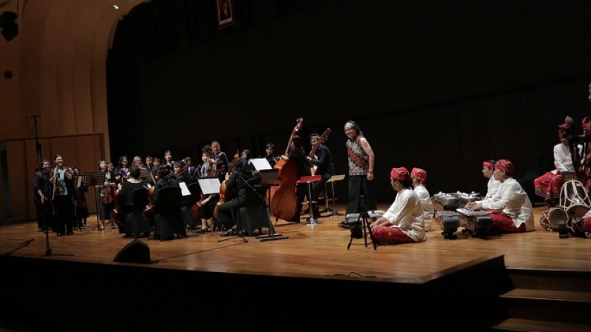 Puncak konser kolaborasi bersama Sambasunda, Rabu (17/05/2023) di PPAG Auditorium UNPAR Kota Bandung. (Foto: Dokumentasi West Java Youth Music Camp)