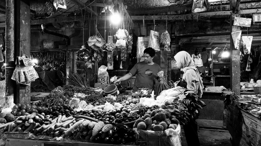 Di tengah kontroversi proyek revitalisasi, pedagang Pasar Banjaran tetap melayani pembeli di jongko sayurannya, Kamis (8/6/2023). (Foto: Awla Rajul/BandungBergerak.id)