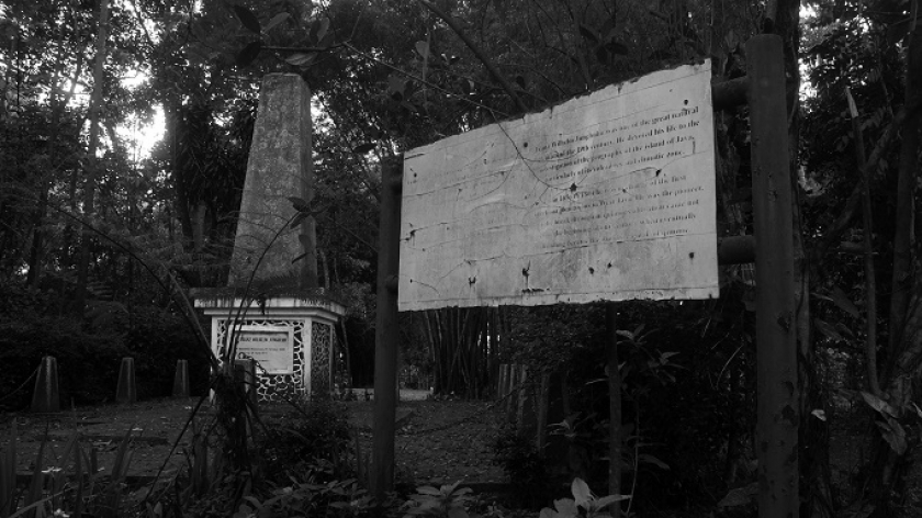 Makam Bapak Kina, Franz Wilhelm Junghuhn, di kawasan Cagar Alam Pasir Junghuhn, Jayagiri, Lembang, Kabupaten Bandung Barat, Minggu (20/2/2023). (Foto: Prima Mulia/BandungBergerak.id)