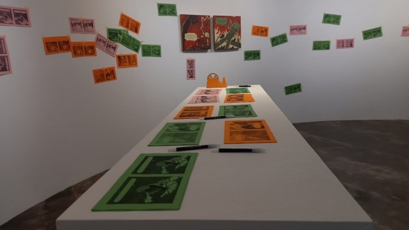 Kertas-kertas yang di atas meja dan tertempel di dinding adalah komentar pengunjung pameran U R My Inspiration: Love Letters to the *** World di Ruang B Selasar Sunaryo Art Space Bandung. (Foto: Mardohar B. B. Simanjuntak) 