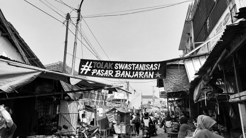 Spanduk penolakan swastanisasi Pasar Banjaran tergantung di Pasar Banjaran, Kabupaten Bandung, Rabu (14/6/2023). (Foto: Awla Rajul/BandungBergerak.id)