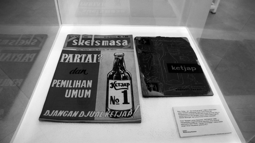 Buku tua tentang kecap dalam pameran kecap di Gedung Rektorat Universitas Padjadjaran (Unpad) di Jatinangor, Sumedang, Rabu (14/6/2023). (Foto: Prima Mulia/BandungBergerak.id)