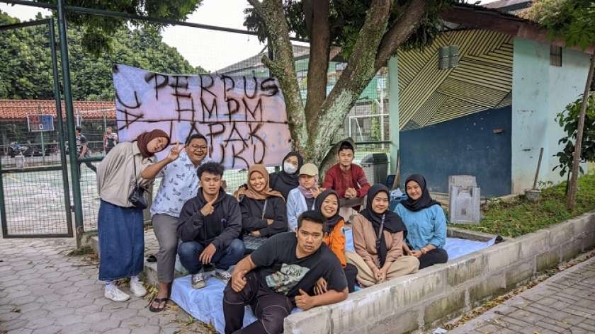 Pegiat literasi Perpustakaan Himpunan Mahasiswa Pendidikan Masyarakat (HMPM) di Kampus IKIP Siliwangi, Kota Cimahi, Juni 2023. (Foto: Faudzil Adhiem/Penulis)