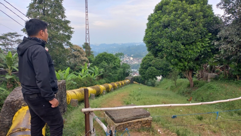 Pipa besar yang menampung air dari Sungai Cikapundung menjulur menuju PLTA Bengkok, dilihat dari kawasan Kolam Tando Harian Dago Pakar. (Foto: dokumentasi pribadi Yogi Esa)