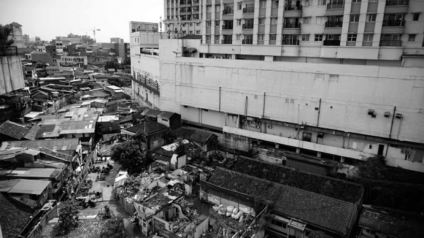 Kondisi lingkungan rumah Maman pascapenggusuran yang terjadi pada tahun 2019 lalu. Salah satu dari bangunan yang diruntuhkan adalah bekas rumah kakak kandungnya. (Foto: Bani Hakiki)