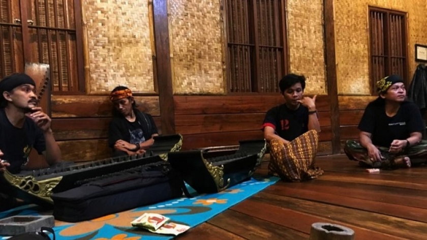 Suasana di dalam rumah adat di kampung adat masyarakat adat Cirendeu di Kelurahan Leuwigajah, Kecamatan Cimahi Selatan, Kota Cimahi. (Foto: Ignatius Bintang Bala Surya)