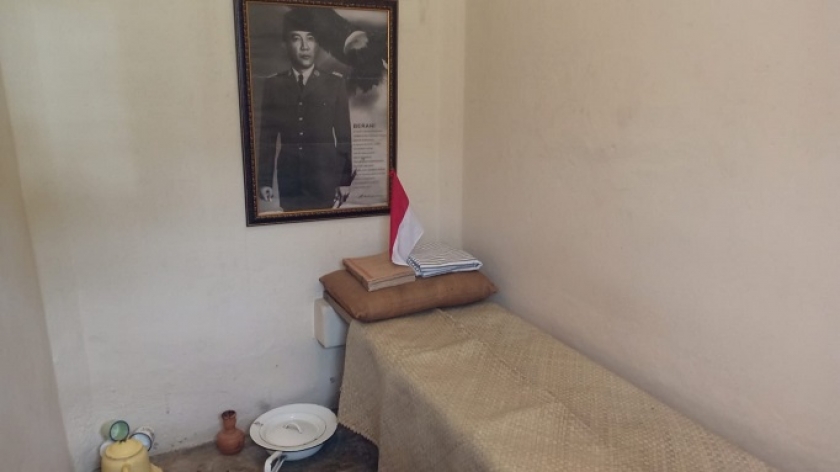 Kondisi sel nomor 5 tempat Sekarno ditahan yang menjadi bagian dari Museum Penjara Banceuy di Bandung. Masih ada beberapa barang bekas dipakai Soekarno selama dipenjara. (Foto: Linda Lestari)