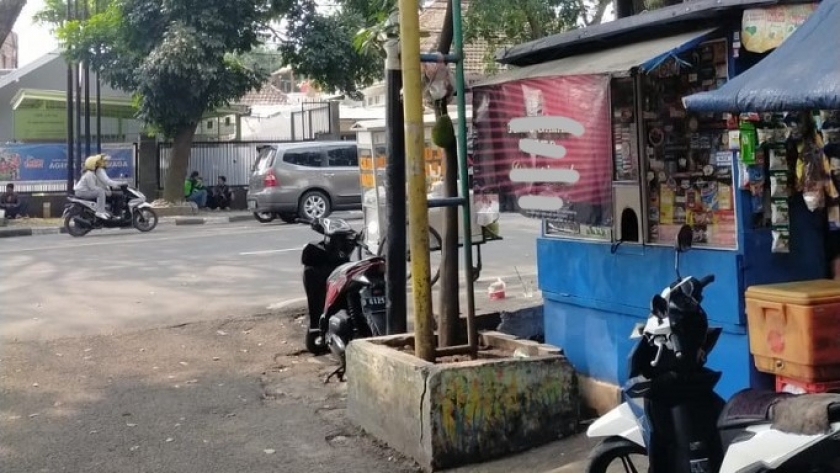 Kios biru milik Samsudin di kawasan Jalan Pajajaran bisa bertahan melewati ujian wabah Covid-19. (Foto: Yogi Esa)