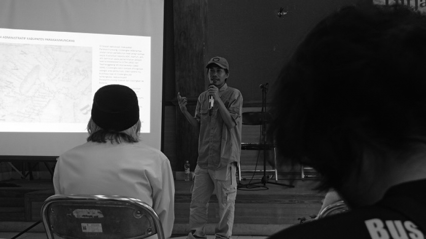 Diskusi “Cicalengka dalam Catatan” yang dipantik oleh Atep Kurnia. (Foto: Tofan Aditya/BandungBergerak.id)