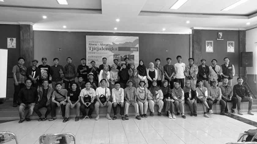 Foto bersama peserta, panitia, dan pendukung acara yang menjadi agenda penutup Walking Tour Aloen-Aloen Tjitjalengka yang digagas Tjitjalengka Historical Trip. (Foto: Tofan Aditya/BandungBergerak.id)