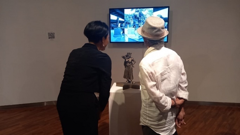 Pematung senior Sunaryo mengunjungi pameran Jejak Langkah Kami Patung Ada di Galeri Soemardja ITB. Pameran ini dari tanggal 22 Juni-6 Juli 2023. (Foto: Mardohar B.B. Simanjuntak/Penulis)