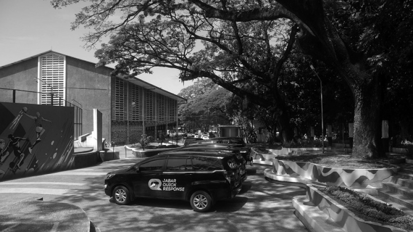 Sudut Dilan yang dulu viral dan direncanakan sebagai pokok literasi, kini menjadi tempat parkir, di GOR Saparua, Bandung, Senin (3/7/2023). (Foto: Prima Mulia/BandungBergerak.id)