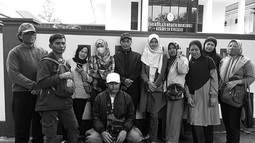 Para buruh CV Sandang Sari di Pengadilan Negeri Bandung, menghadiri tahap mediasi ketiga, Rabu (5/7/2023). Mereka digugat kembali oleh perusahaan sendiri. (Dokumen F-Sebumi)