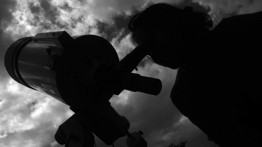 Astronom mengintip teleskop matahari di komplek Observatorium Bosscha, Lembang, Kabupaten Bandung Barat, Sabtu (8/7/2023). (Foto: Prima Mulia/BandungBergerak.id)