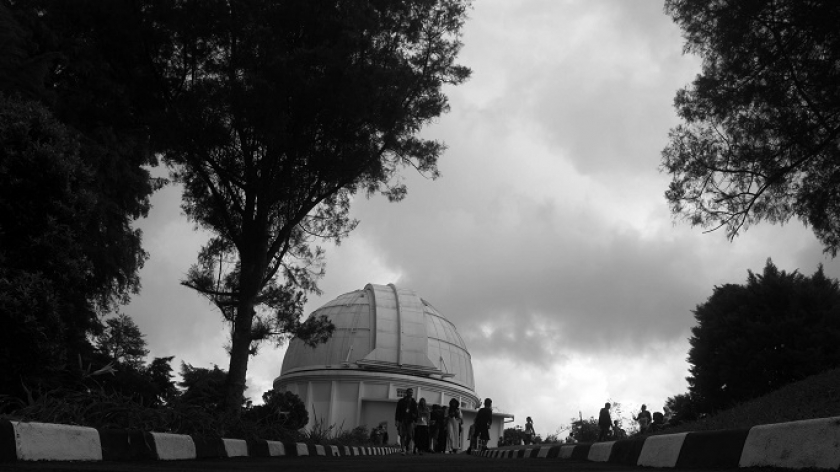 Wisatawan usai berkunjung ke kubah refraktor ganda Zeiss di komplek Observatorium Bosscha, Lembang, Kabupaten Bandung Barat, Sabtu (8/7/2023). (Foto: Prima Mulia/BandungBergerak.id)