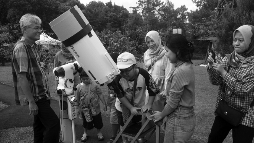 Wisatawan menyimak penjelasan astronom saat pengamatan matahari di komplek Observatorium Bosscha, Lembang, Kabupaten Bandung Barat, Sabtu (8/7/2023). (Foto: Prima Mulia/BandungBergerak.id)