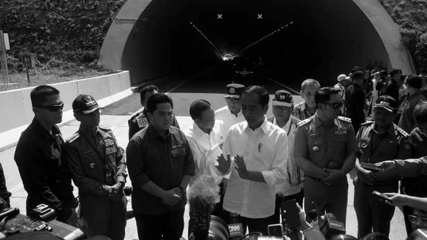 Presiden Jokowi meresmikan Tol Cisumdawu di Twin Tunnel Sumedang,  Selasa (11/7/2023). Tol sepanjang 61,6 KM ini selesai dibangun dengan anggaran 18,3 triliun rupiah. (Foto: Prima Mulia/BandungBergerak.id)