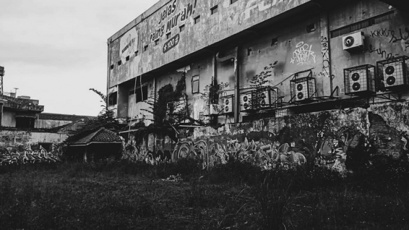 Bagian belakang Gedung Bioskop Regent,Jalan Sumatera No 2, Kota Bandung, Kamis (13/7/2023). (Foto: Daffa Primadya Maheswara/BandungBergerak.id)