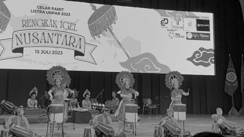 Pertunjukan tari dari mahasiswa Listra Unpar di Auditorium Gedung PPAG Unpar, Bandung, Sabtu (15/7/2023). (Foto: Alysa Reyhan Maharani/BandungBergerak.id)