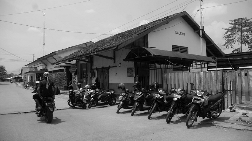 Stasiun Cicalengka berfungsi sebagai stasiun kelas I di Daerah Operasi II Bandung yang mulai beroperasi sejak tahun 1884,, Minggu (3/10/2021). (Foto: Prima Mulia/BandungBergerak.id)