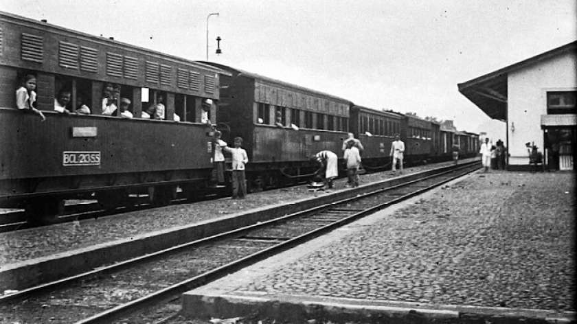 Kereta api di Stasiun Cicalengka antara tahun 1900-1920, diabadikan oleh K. Kroitzsch. (Foto: TM-10014039, collectie.wereldculturen.nl)