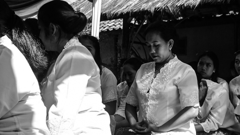 Prosesi doa bersama dalam rangkaian upacara Seren Taun di Kampung Adat Cireundeu. (Foto: Virliya Putricantika/BandungBergerak.id)