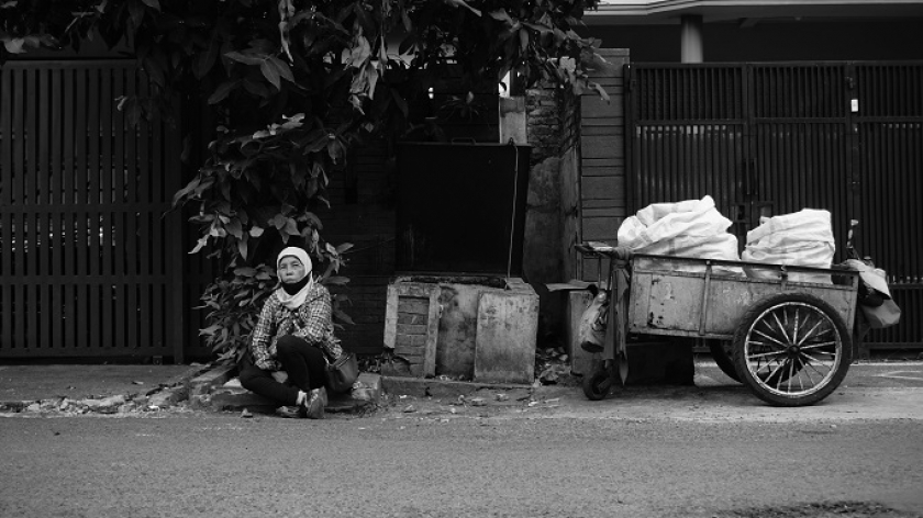 Akibat desakan ekonomi, Oneng sudah harus bekerja memulung sampah sejak meninggalkan bangku kelas 5 SD. Kecelakagan tabrak lari 11 tahun silam, ditambah usia yang tak lagi muda, membuatnya mempersempit jangkauan rute mengumpulkan sampah. (Foto: Bani Hakiki)