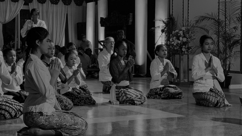 Barisan perempuan duduk bersimpuh setelah mengantarkan sesajen dalam ritual perayaan Tanggap Warsa Saka Indonesia (1 Sura) Aliran Kebatinan Perjalanan di Kabupaten Bandung (19/7/2023). (Alysa Reyhan Maharani/BandungBergerak.id)