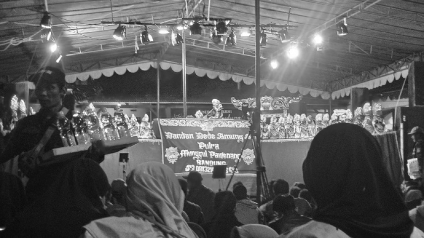 Pagelaran Wayang Golek dalam perayaan Tanggap Warsa Saka Indonesia (1 Sura) Aliran Kebatinan Perjalanan di Kabupaten Bandung (19/7/2023). (Tofan Aditya/BandungBergerak.id)